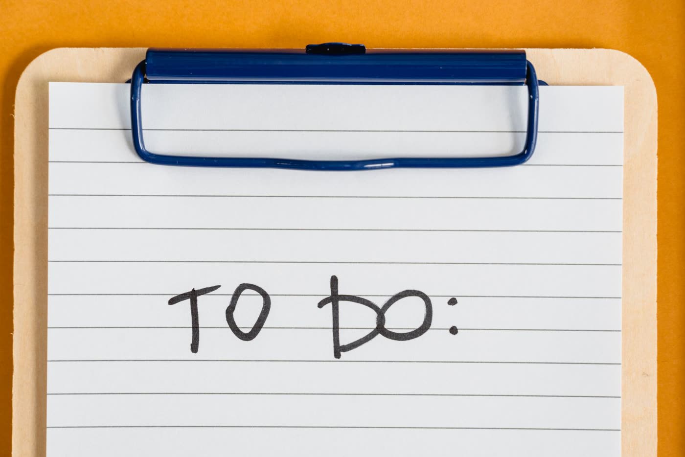 A blank to-do list on a clipboard